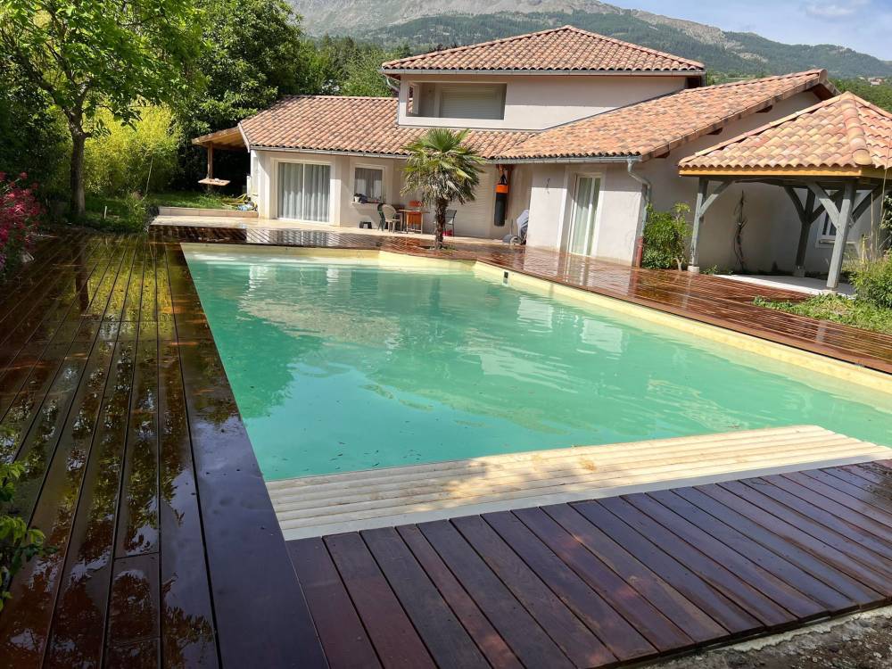Piscine avec terrasse